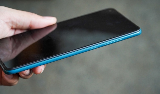 Cạnh phải gồm nút nguồn và phím tăng giảm âm lượng