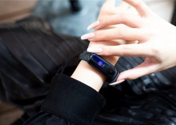 Trên tay Xiaomi Band 5 – cảnh báo nhịp tim giống Apple Watch giá chỉ hơn 600.000 đồng