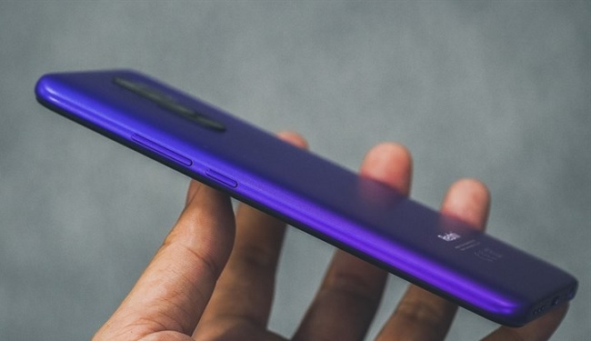 Cạnh trái là phím tăng giảm âm lượng và phím nguồn