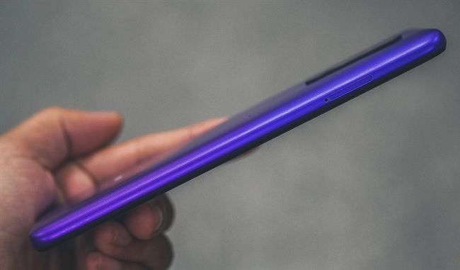 Cạnh phải là vị trí của khe cắm SIM và thẻ nhớ