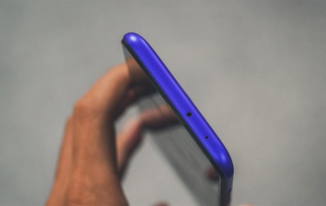 Cạnh trên có một mic phụ và cổng hồng ngoại