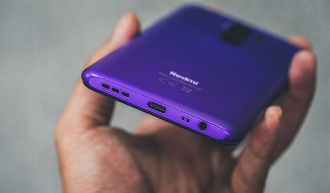 Cạnh dưới là loa ngoài, cổng USB-C, mic chính và jack tai nghe 3.5 mm