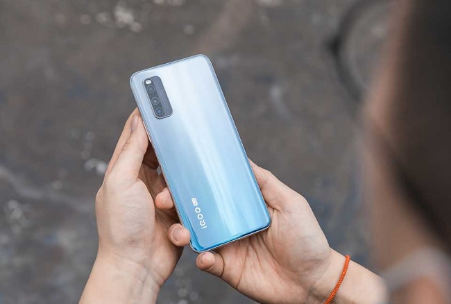 Trên tay iQOO Z1 về thiết kế và màn hình