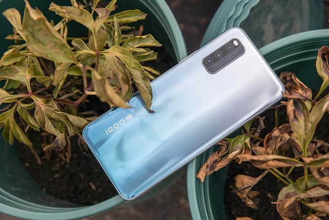 Sở hữu viên pin lớn 4.500 mAh và hỗ trợ sạc nhanh 44W