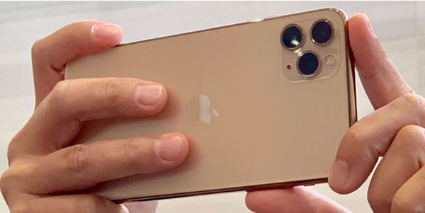 Chụp ảnh khoe bạn bè