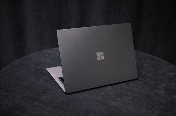 Tháo bỏ dây sạc và để máy tự dừng hoạt động trong khoảng 5 tiếng