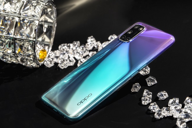 Thiết kế của OPPO A92 được lấy cảm hứng từ ánh sáng tự nhiên của bầu trời vùng địa cực