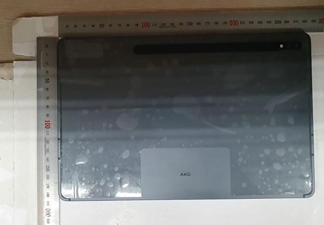 Ảnh thực tế mặt lưng Galaxy Tab S7+ với trang bị camera kép, âm thanh AKG hiện đại