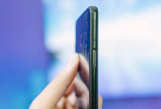 Cảm biến vân tay của máy được tích hợp thẳng vào nút nguồn