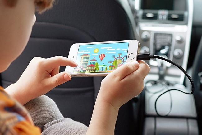 Vừa dùng vừa sạc điện thoại cũng sẽ khiến pin bị chai