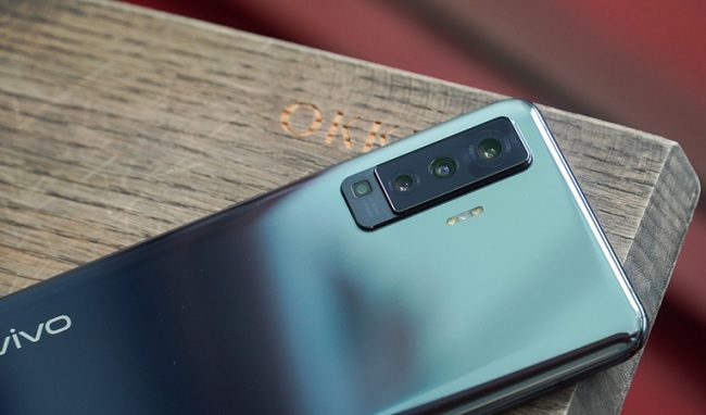 Cận cảnh cụm camera sau của Vivo X50