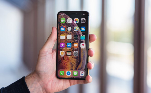 iPhone XS Max sở hữu chipset A12 Bionic mạnh mẽ, dung lượng pin lơn 3.174 mAh đáp ứng nhu cầu sử dụng cường độ cao