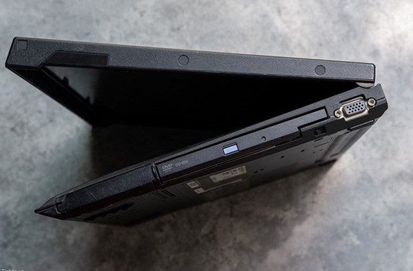 Cổng VGA trên dòng laptop cũ.