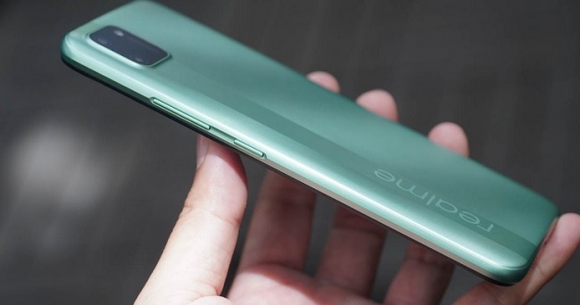 Cạnh phải chứa cả phím nguồn và phím tăng giảm âm lượng