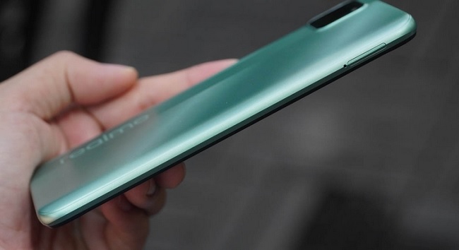 Cạnh trái chỉ còn khe cắm SIM và thẻ nhớ