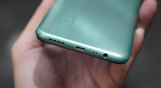 Cạnh trên trống trơn, cạnh dưới là vị trí của loa ngoài, jack tai nghe 3.5 mm và cổng sạc micro USB