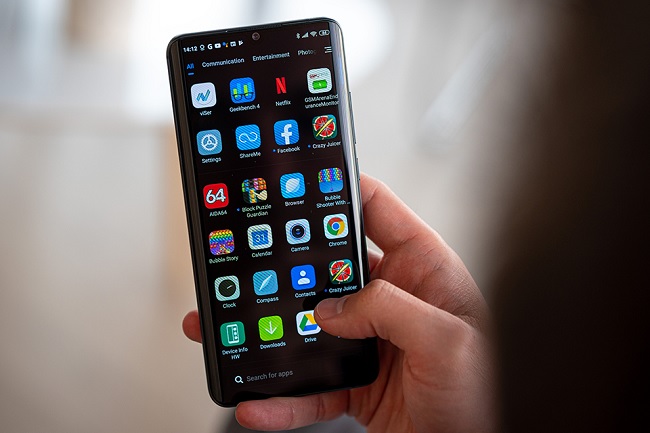 Xiaomi Mi Note 10 Lite sở hữu màn hình AMOLED HD+, 6.47 inch, tỉ lệ hiển thị 91,4%