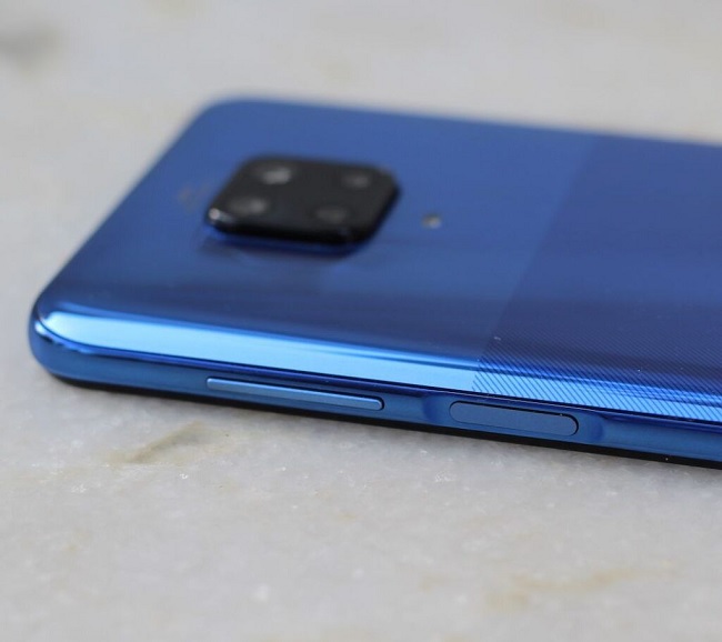 Cảm biến vân tay được tích hợp ở cạnh bên, phía trên là nút tăng giảm âm lượng