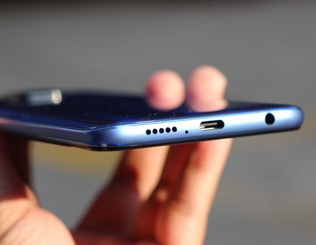 Cạnh dưới là loa ngoài, jack cắm tai nghe 3.5 mm và cổng Type-C