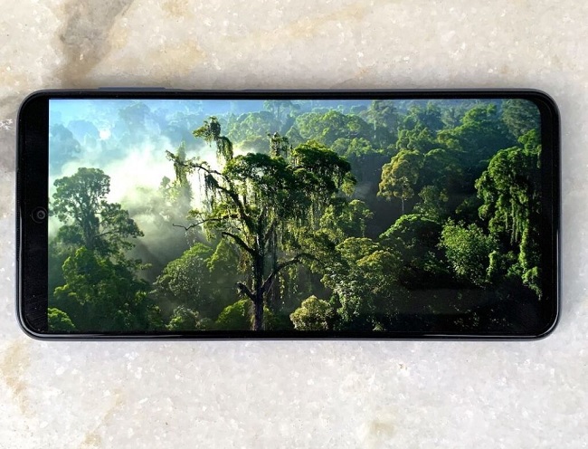 Màn hình đục lỗ lớn cho độ sắc nét và tái tạo màu tốt