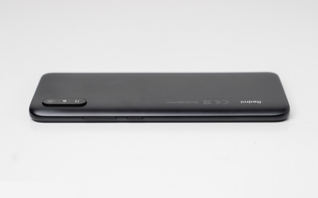 Cạnh phải máy là vị trí của nút nguồn và nút tăng giảm âm lượng