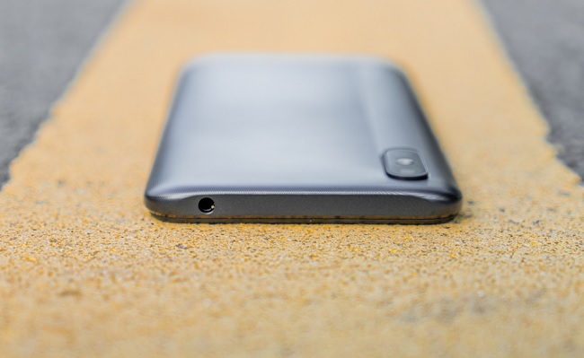 Cạnh trên là jack cắm tai nghe 3.5mm truyền thống