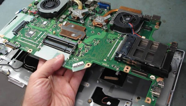 Tháo CPU máy tính ra và vệ sinh sạch sẽ rồi gắn lại