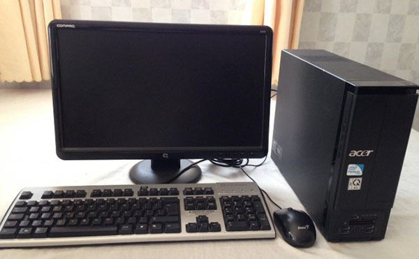 Hãy thử rút ra và cắm lại dây cáp kết nối màn hình