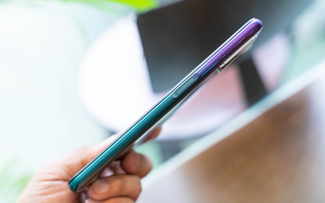 Nút nguồn ở cạnh phải, tích hợp nhận diện vân tay