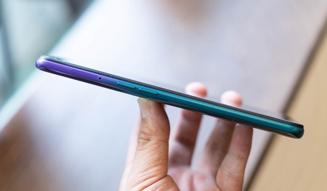 Cạnh trái là vị trí nút điều chỉnh âm lượng