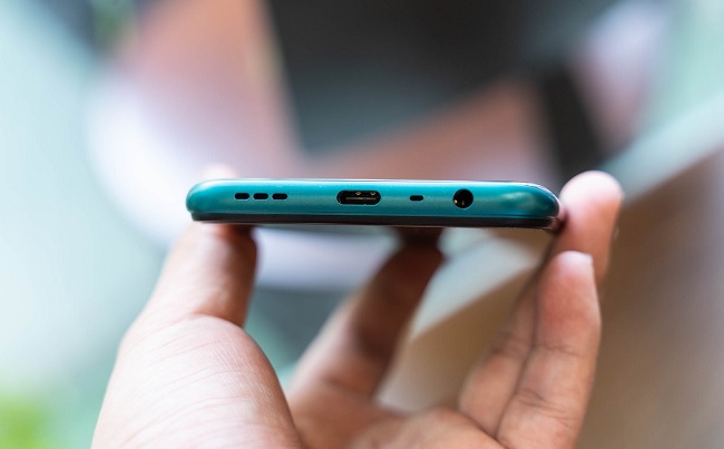 Cạnh dưới bố trí loa ngoài, cổng USB-C, mic thoại và jack cắm tai nghe 3.5mm