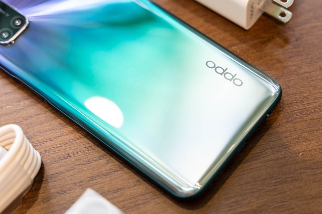 Màu Tím phía trên và chuyển dần sang Xanh, Trắng đi về phía cạnh dưới