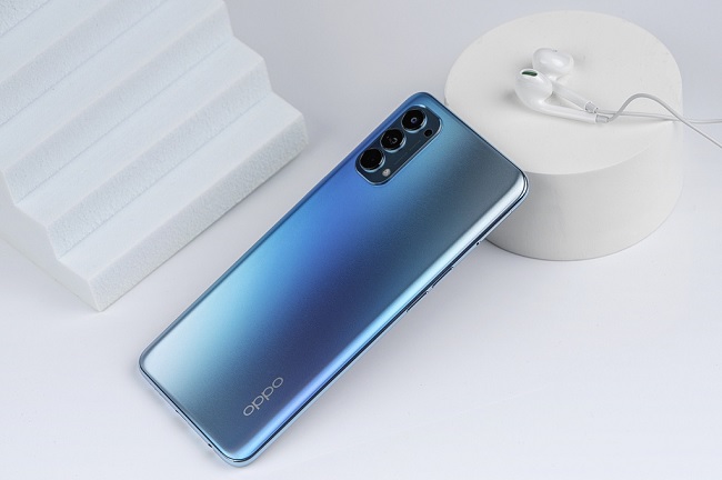 Có một vài sự thay đổi về thiết kế trên Reno4 so với phiên bản tiền nhiệm
