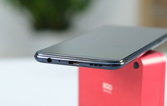 Cạnh dưới máy là vị trí của jack cắm tai nghe, loa đơn, cổng USB-C