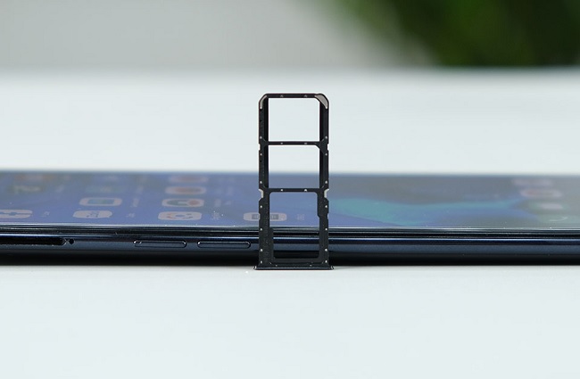Khe cắm thẻ nhớ cùng hai khay SIM độc lập