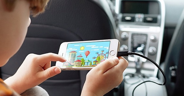 Không nên vừa sạc vừa chơi điện thoại