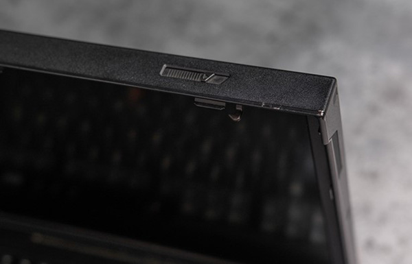 Nút gạt này đã hoàn toàn biến mất trên dòng laptop hiện tại.