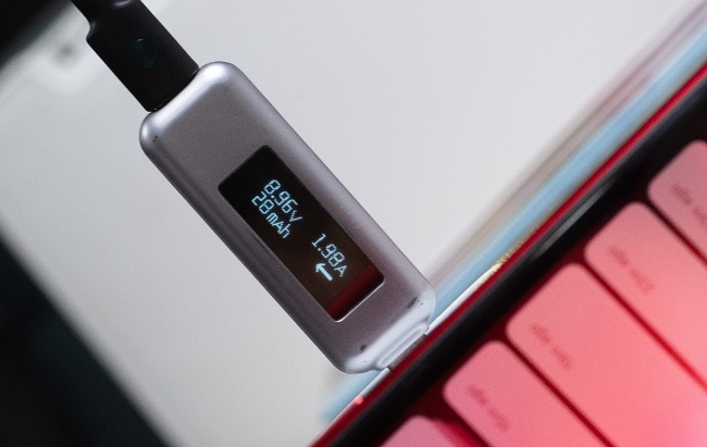 Dùng củ sạc nhanh 18W đi kèm trong hộp sạc iPhone XR