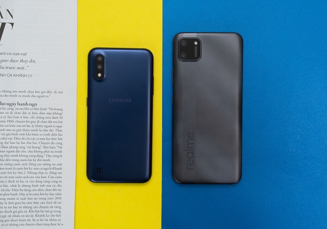 Chất liệu giữa Realme và Samsung đều được làm từ nhựa