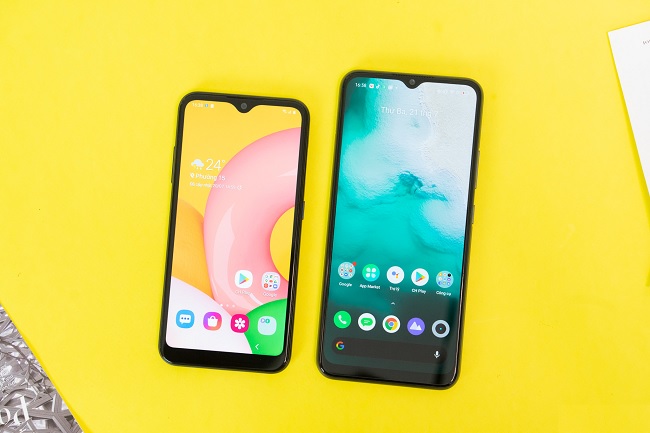 Màn hình Samsung Galaxy 01 (bên trái), Realme C11 (bên phải)