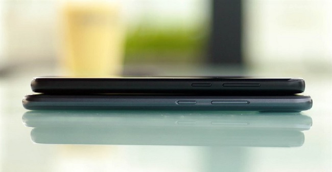 Cạnh trái đều được tích hợp khe cắm SIM và thẻ nhớ