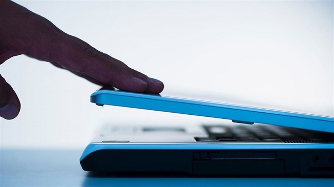 Không tắt hẳn máy khi cất vào balo cũng làm giảm tuổi thọ máy nhanh chóng