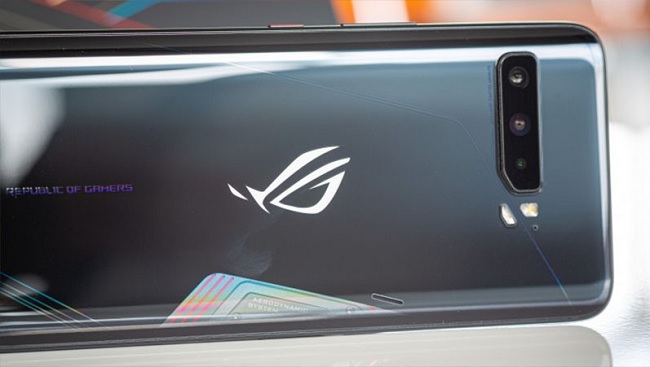 Sở hữu viên pin siêu khủng, tích hợp công nghệ sạc nhanh Quick Charge 4.0 và sạc ngược không dây 10W