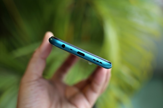Cạnh đáy OPPO A92