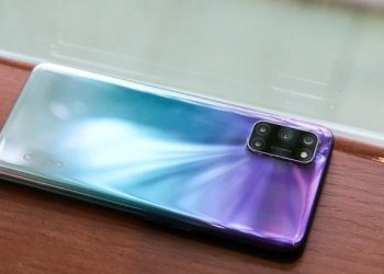 trên tay Oppo A92 màu Tím Cá Tính