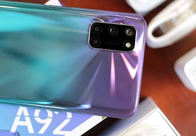 Hiệu ứng chuyển màu với 2 gam màu tím và xanh