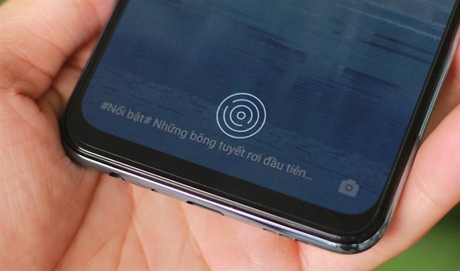 Reno4 sử dụng cảm biến vân tay dưới màn hình tương tự như các thế hệ Reno trước