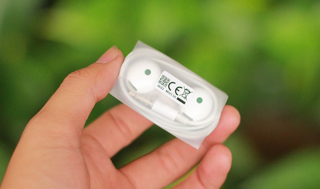 Tai nghe đi kèm máy