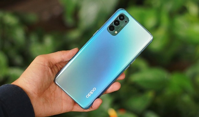 Mặc dù mặt lưng của máy được làm bằng nhựa nhưng nó không hề cho cảm giác ọp ẹp