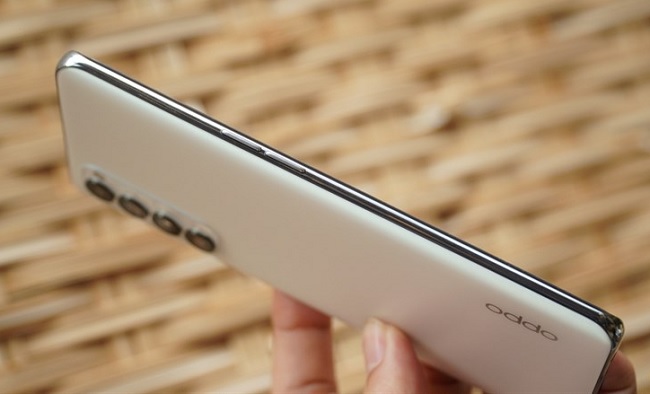 Cạnh trái là hai phím cứng tăng giảm âm lượng